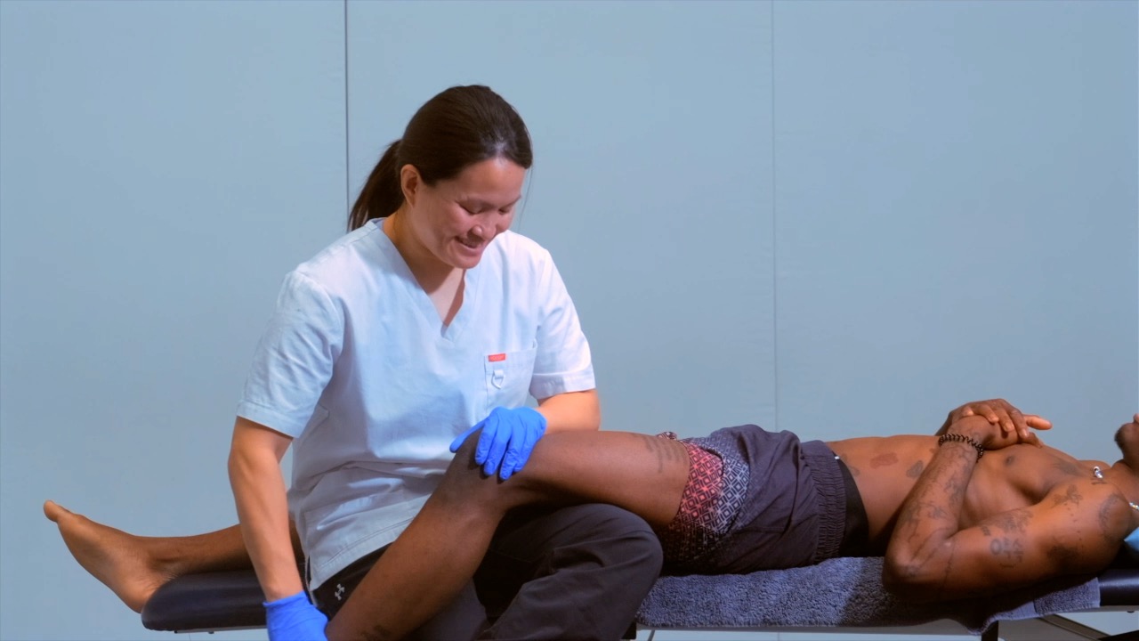 Osteopathic assessment of a patient's knee at London Osteopath, Waterloo SE1